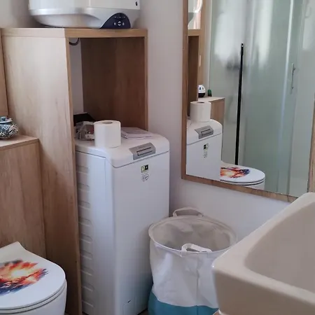 Sunrise Wellbeing Mobile - Mindful, Vegetarian And Active Retreat, Just 35 Meters From The Sea Dom wakacyjny Grebaštica