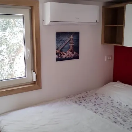 Sunrise Wellbeing Mobile - Mindful, Vegetarian And Active Retreat, Just 35 Meters From The Sea Grebaštica